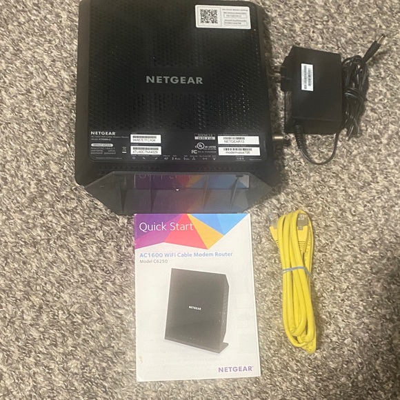 NETGEAR Model C6250 WI-FI Cable Modem Router with Accessories - Picture 6 of 6